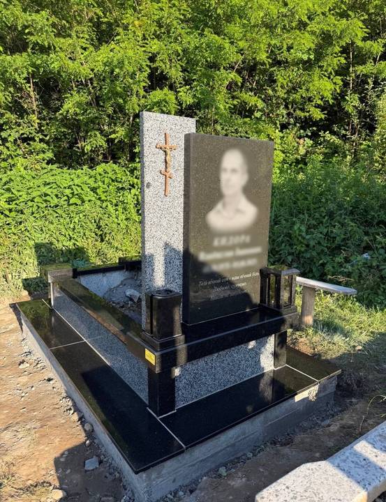 Одинарний памʼятник з хрестом