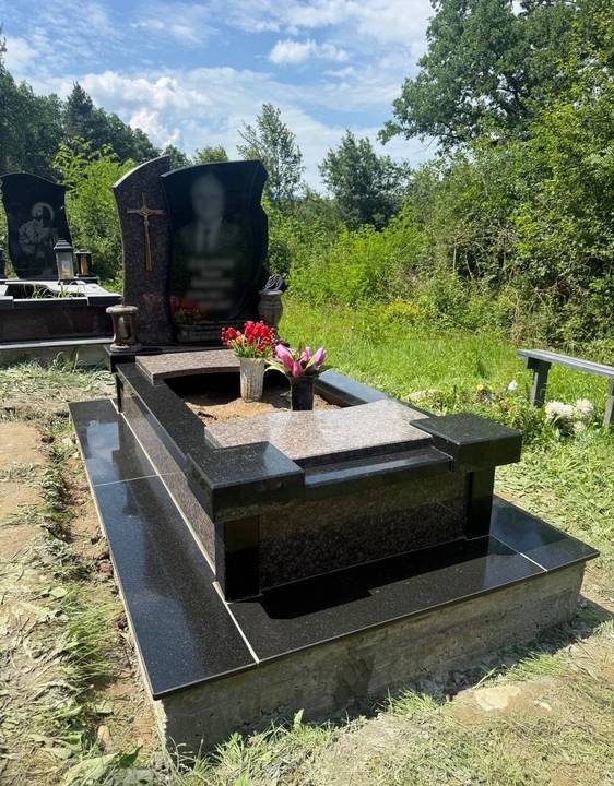 Гранітний одинарний памʼятник з благоустроєм