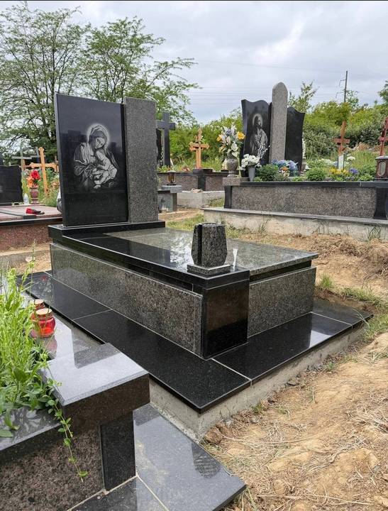 Памʼятник з художнім гравіюванням ікони