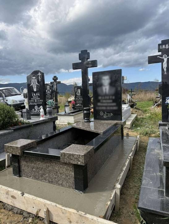 Памʼятник з гранітним хрестом