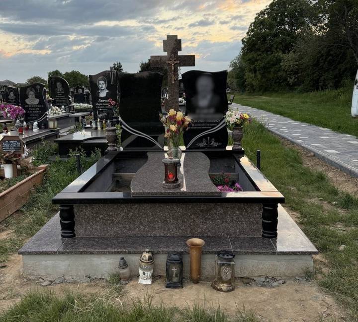 Подвійний сімейний памʼятник