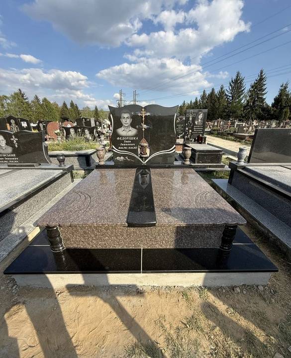 Подвійний сімейний гранітний памʼятник