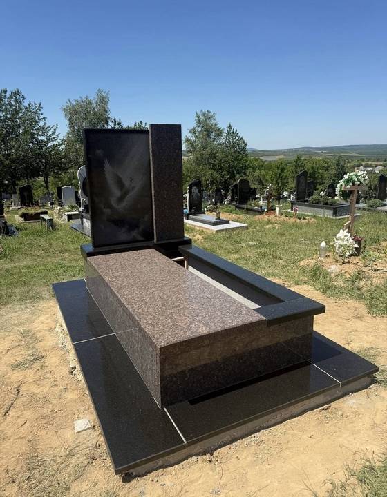 Сучасний памʼятник з натурального граніту