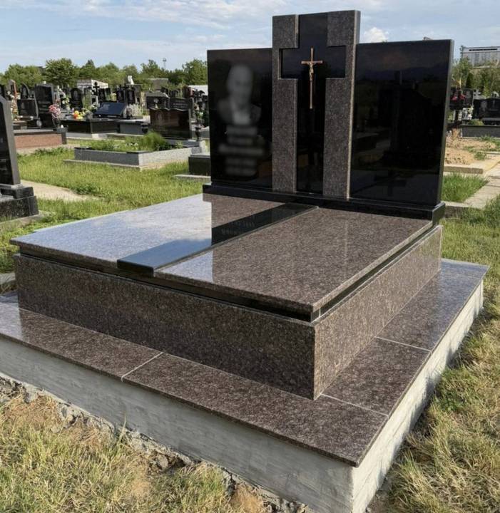 Подвійний меморіальний комплекс з натурального граніту