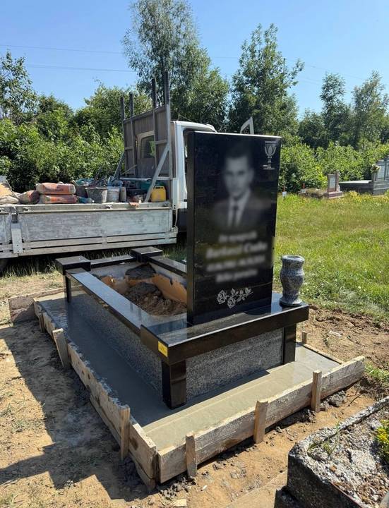 Встановлення гранітного памʼятника