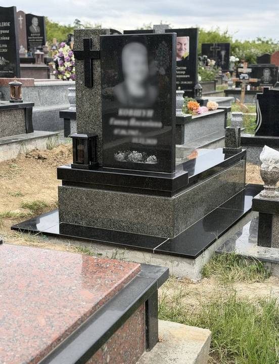 Одинарний памʼятник з лампадкою та благоустроєм