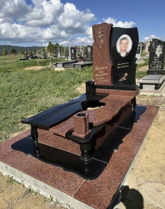 Преміальний памʼятник з червоного та чорного граніту