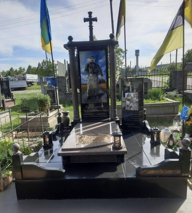 Військовий памʼятник з натурального граніту