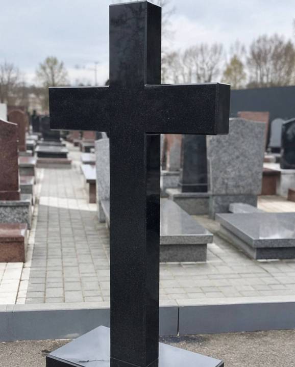 Гранітні хрести та надгробні плити